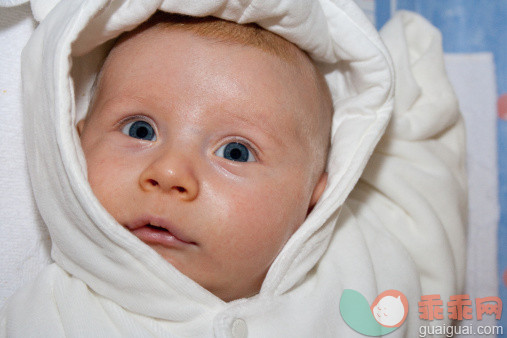 人,婴儿服装,室内,蓝色眼睛,可爱的_136567654_Small baby lying back_创意图片_Getty Images China