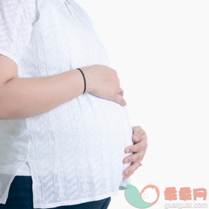 人,休闲装,影棚拍摄,室内,中间部分_79262052_Mid section view of a pregnant woman_创意图片_Getty Images China
