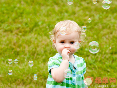 人,休闲装,户外,蓝色眼睛,金色头发_149364456_Portrait of toddler girl_创意图片_Getty Images China