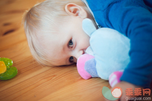 人,休闲装,室内,蓝色眼睛,金色头发_139967404_Sad boy with toy_创意图片_Getty Images China