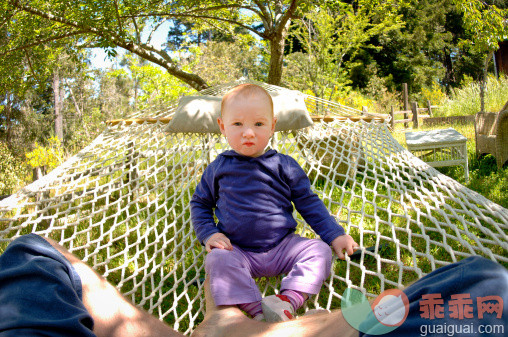 人,休闲装,12到17个月,户外,腰部以下_147501309_Baby boy sitting on hammock_创意图片_Getty Images China