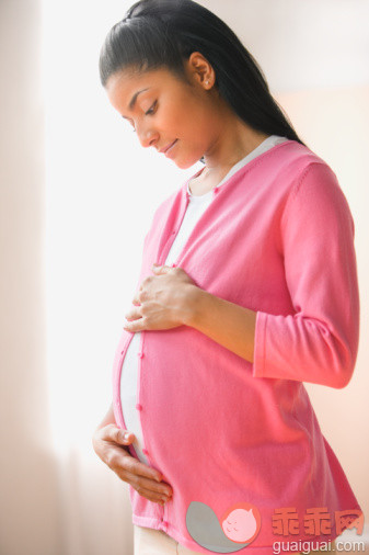 摄影,室内,看,想,躯干_56972216_Pregnant woman looking down at her belly_创意图片_Getty Images China