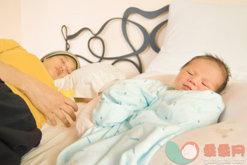 人,休闲装,床,室内,30岁到34岁_138063353_Mother and baby sleeping on bed_创意图片_Getty Images China