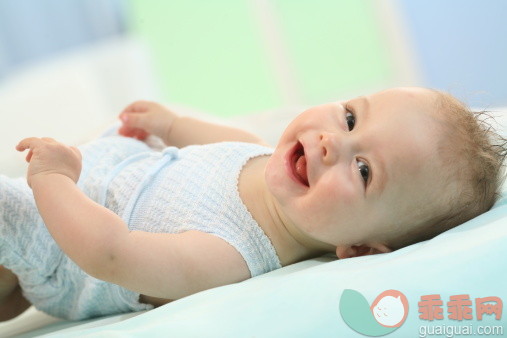 明亮,床,快乐,躺,微笑_135557881_Smiling baby_创意图片_Getty Images China