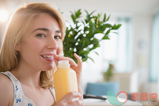 人,饮食,瓶子,生活方式,自然_554371709_Caucasian woman drinking juice in living room_创意图片_Getty Images China