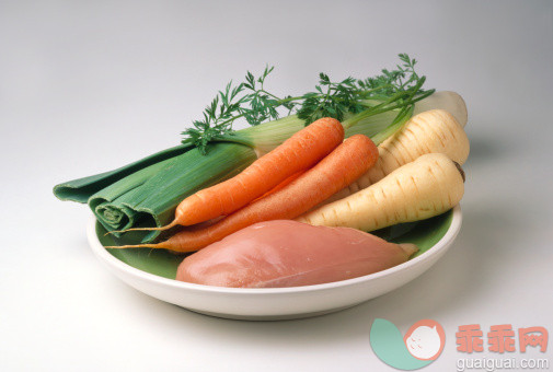 饮食,肉,影棚拍摄,盘子,蔬菜_145063472_Selection of raw food on a plate, including vegetables and chicken breast_创意图片_Getty Images China