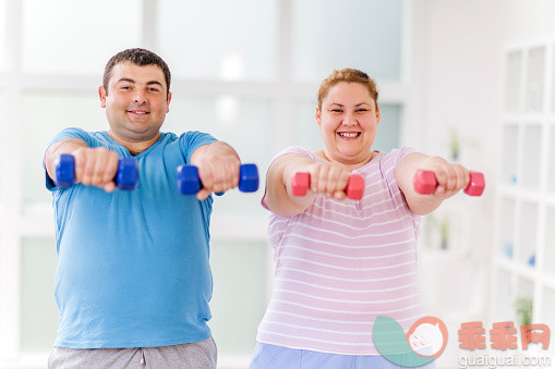 人,运动,室内,白人,肥胖_476586368_Fat couple exercising with dumbbells and looking at the camera._创意图片_Getty Images China