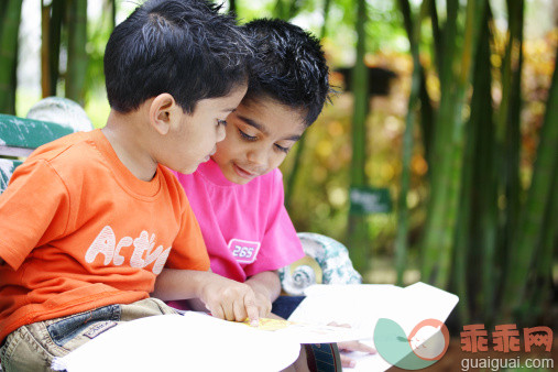 人,休闲装,T恤,教育,户外_144447125_Two kids sitting with a colouring book in a park_创意图片_Getty Images China