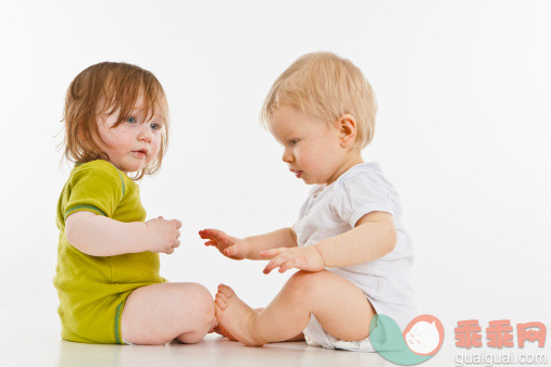 人,婴儿服装,影棚拍摄,赤脚,坐_153340269_Two babies sitting together_创意图片_Getty Images China