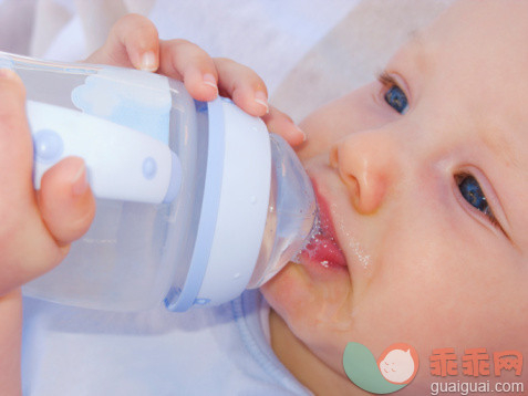 人,瓶子,饮食,2到5个月,影棚拍摄_90206404_Baby drinking water from bottle_创意图片_Getty Images China