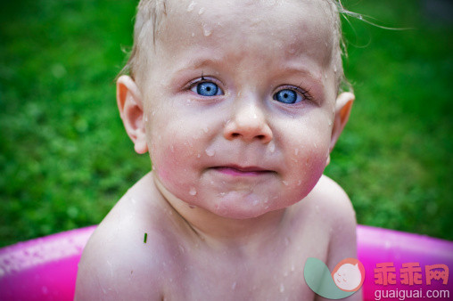 人,户外,人的脸部,冷饮,蓝色眼睛_108347458_Wading pool baby._创意图片_Getty Images China