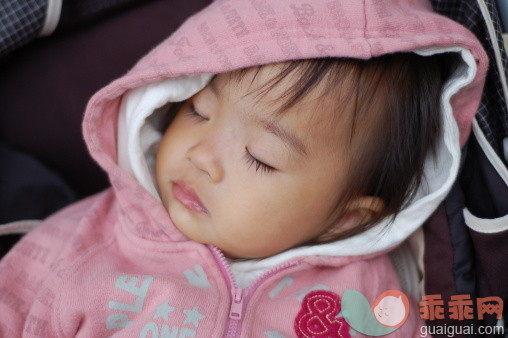 人,婴儿服装,12到17个月,室内,躺_148790927_Sleeping baby_创意图片_Getty Images China