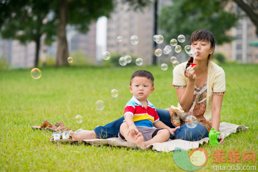 人,休闲装,自然,12到17个月,户外_151535169_Mother and boy blows soap bubbles_创意图片_Getty Images China