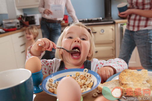 厨房,人,休闲装,饮食,12到17个月_109918193_family in kitchen, girl at table eating breakfast_创意图片_Getty Images China