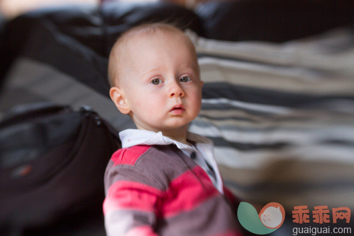 人,休闲装,户外,白人,条纹_145866472_Portrait of baby boy_创意图片_Getty Images China