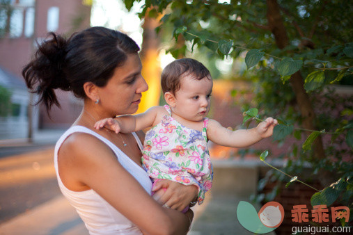 人,休闲装,婴儿服装,户外,35岁到39岁_146929069_Baby girl touching plant_创意图片_Getty Images China