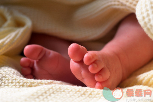 人,生活方式,室内,腰部以下,足_128392312_Close-up of babys feet_创意图片_Getty Images China