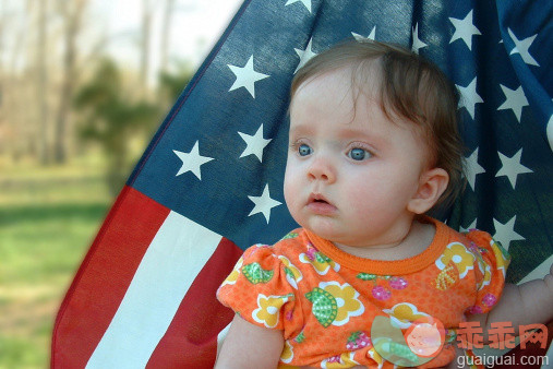 人,婴儿服装,户外,白人,国旗_118839454_Baby girl sitting in front of an American Flag_创意图片_Getty Images China