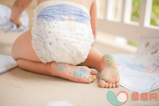 人,尿布,室内,腰部以下,赤脚_136331465_Little child feet_创意图片_Getty Images China