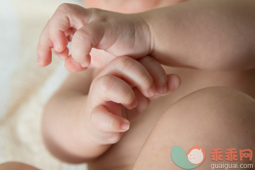 人,室内,中间部分,手,裸体_165139515_baby fingers_创意图片_Getty Images China