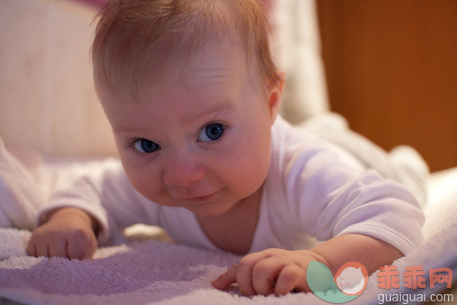 人,婴儿服装,室内,快乐,金色头发_136754158_Baby boy_创意图片_Getty Images China