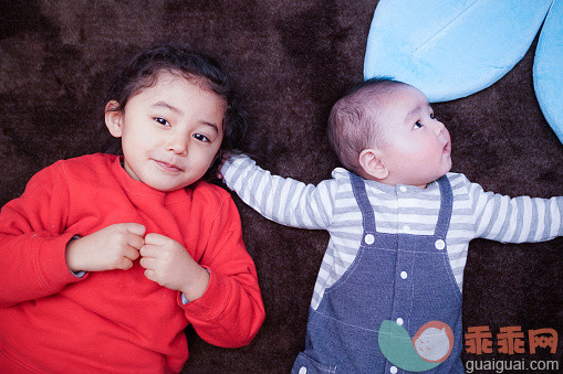 人,北欧血统,躺,兄弟姐妹,兄弟_561624935_Sister and baby brother lying on carpet_创意图片_Getty Images China