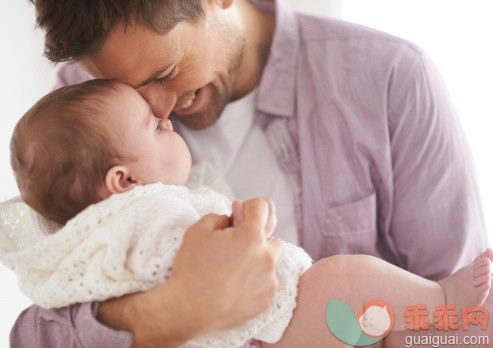 人,休闲装,住宅内部,生活方式,室内_486417573_He's a doting dad_创意图片_Getty Images China