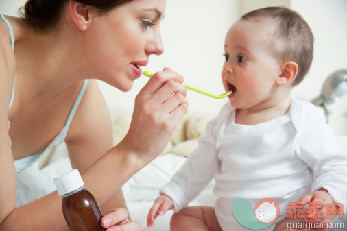 人,婴儿服装,床,药,健康保健_98542324_Mum administering syrup to baby in bedroom_创意图片_Getty Images China