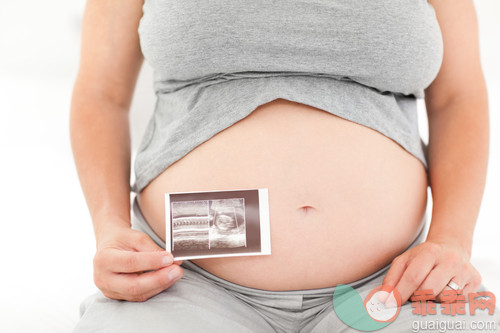 30岁到34岁,腹部,美女,床,卧室_gic9503978_Pregnant woman with her X-ray at home_创意图片_Getty Images China