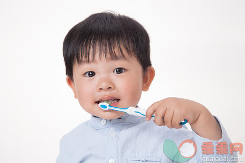 皮肤,手,白昼,笑脸,白色背景_2cb81342c_一个中国小男孩_创意图片_Getty Images China