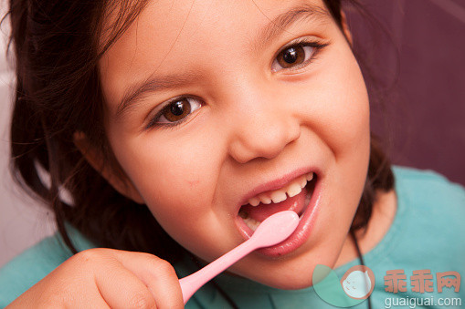 人,牙膏,室内,住宅房间,人的牙齿_563008325_Little girl brushing her teeth_创意图片_Getty Images China