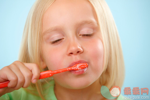 人,牙刷,牙膏,影棚拍摄,室内_151327592_Girl brushing teeth_创意图片_Getty Images China