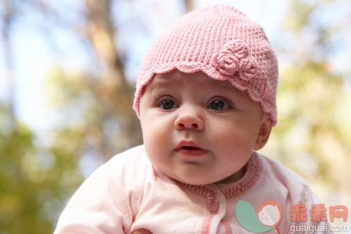 人,休闲装,婴儿服装,2到5个月,户外_sb10068850a-001_Close-up of baby girl (4 months), outdoors_创意图片_Getty Images China