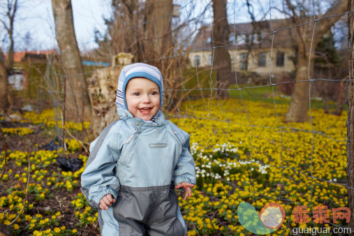 人,四分之三身长,户外,白人,园林_142419817_Baby boy smiling standing in garden with flowers_创意图片_Getty Images China