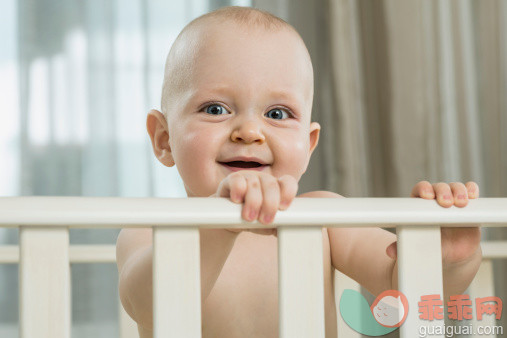 人,住宅内部,12到17个月,室内,蓝色眼睛_164851185_Baby standing in cot_创意图片_Getty Images China