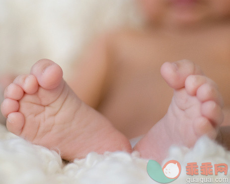 人,室内,四肢,足,赤脚_150685902_Curly toes_创意图片_Getty Images China