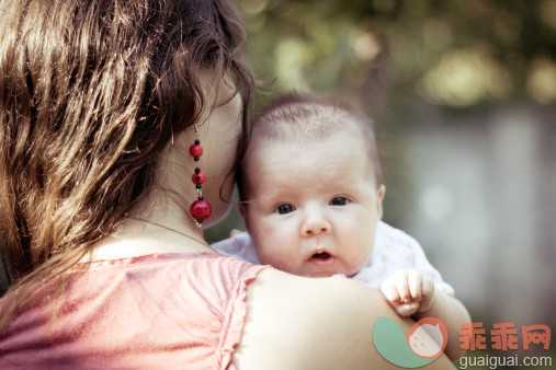 人,户外,25岁到29岁,棕色头发,拿着_145559662_Daughter in mother's arms_创意图片_Getty Images China