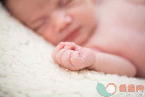 美女,床,可爱的,指甲,小心轻放_gic13723428_Newborn boy._创意图片_Getty Images China