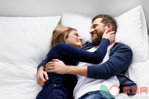 人,休闲装,住宅内部,床,生活方式_482673961_Romantic young couple relaxing on bed_创意图片_Getty Images China