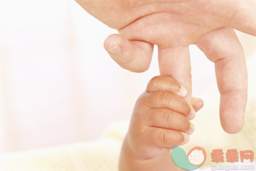 包裹,沟通,手,手指,触摸_78552365_A baby wrapping its hand around a man's finger_创意图片_Getty Images China