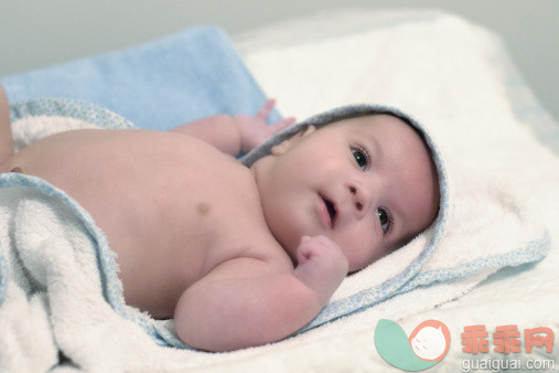 人,室内,白人,躺,可爱的_142325714_Baby boy lying after bath_创意图片_Getty Images China