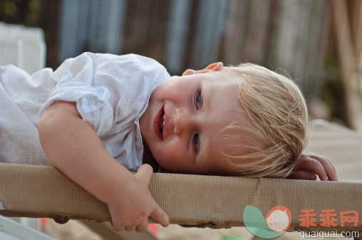 人,12到17个月,户外,满意,金色头发_138626508_Young boy smiling_创意图片_Getty Images China