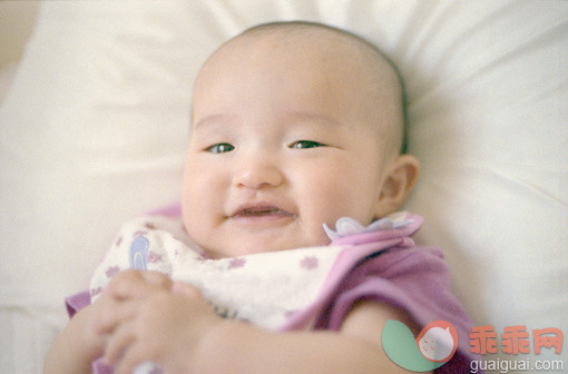 人,婴儿服装,室内,躺,微笑_152631046_Baby girl smiles_创意图片_Getty Images China