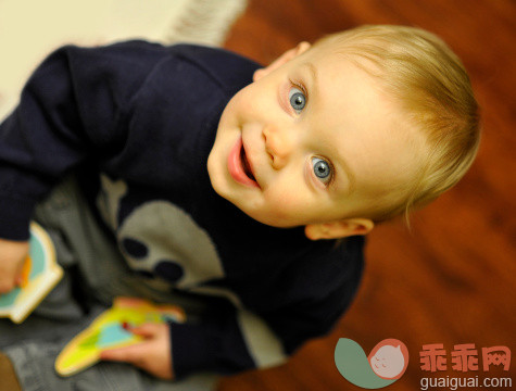 人,婴儿服装,室内,蓝色眼睛,满意_165843867_One year old_创意图片_Getty Images China