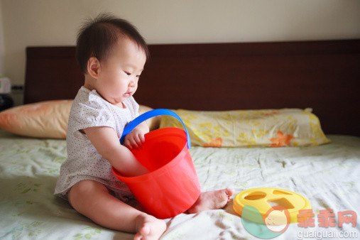 人,婴儿服装,床,大桶,玩具_160810455_Baby girl playing toys_创意图片_Getty Images China