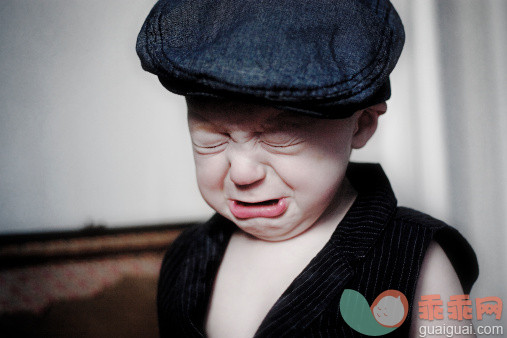 人,休闲装,室内,鸭舌帽,发狂的_136791661_Portrait of crying boy_创意图片_Getty Images China