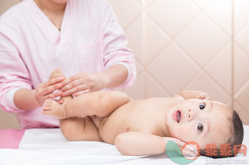 室内,人,白昼,可爱的,快乐_gic13940004_婴儿宝宝按摩_创意图片_Getty Images China