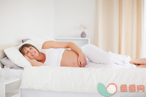 30岁到34岁,美女,美,床,卧室_gic9725174_Attractive pregnant woman relaxing while lying on her bed in her apartment_创意图片_Getty Images China