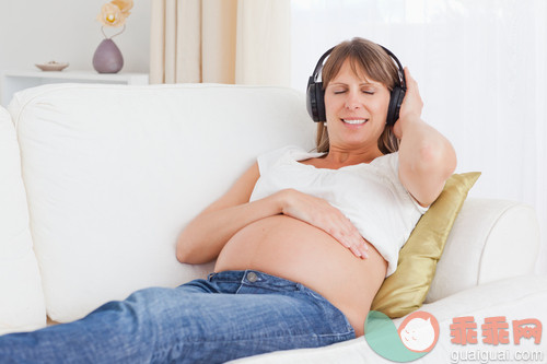 30岁到34岁,美女,美,肚子,耳机_gic9730319_Happy pregnant woman listening to music in her lving room_创意图片_Getty Images China