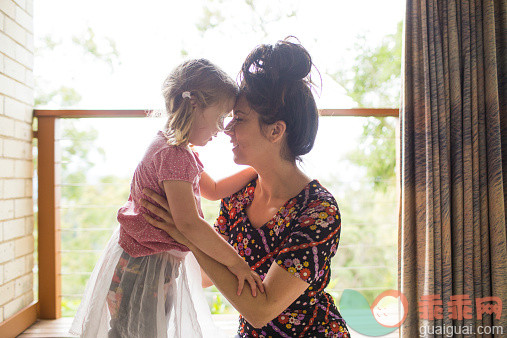 爱的,母亲,摄影,人,室内_520586291_Real mother and daughter at home intimate moment_创意图片_Getty Images China